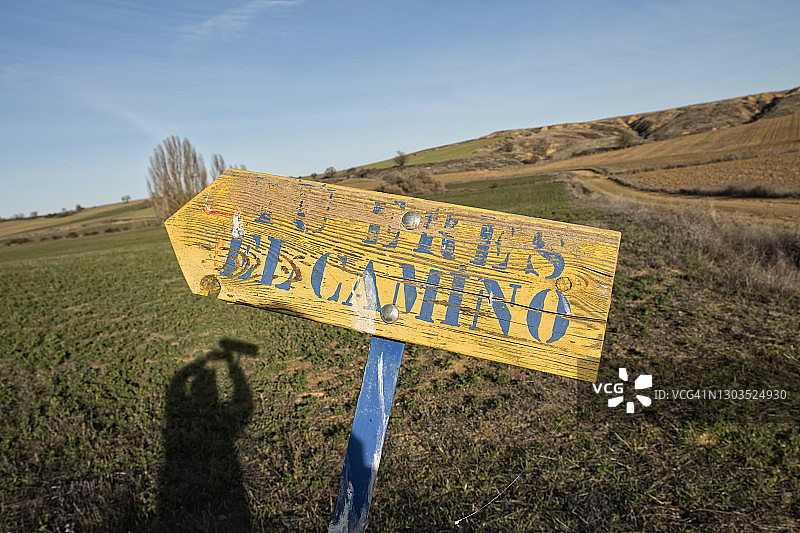 “你就是道路”标志，位于巴利亚多利德省富恩蒂奥约埃洛出口，马德里圣地亚哥之路经过巴利亚多利德，卡斯蒂利亚和莱昂，西班牙图片素材