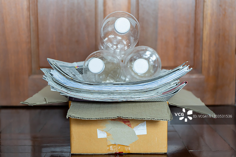 纸板箱中用于回收的塑料瓶和报纸图片素材