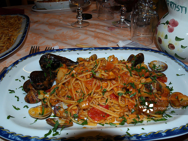 意大利海鲜意面配贻贝和蛤蜊图片素材