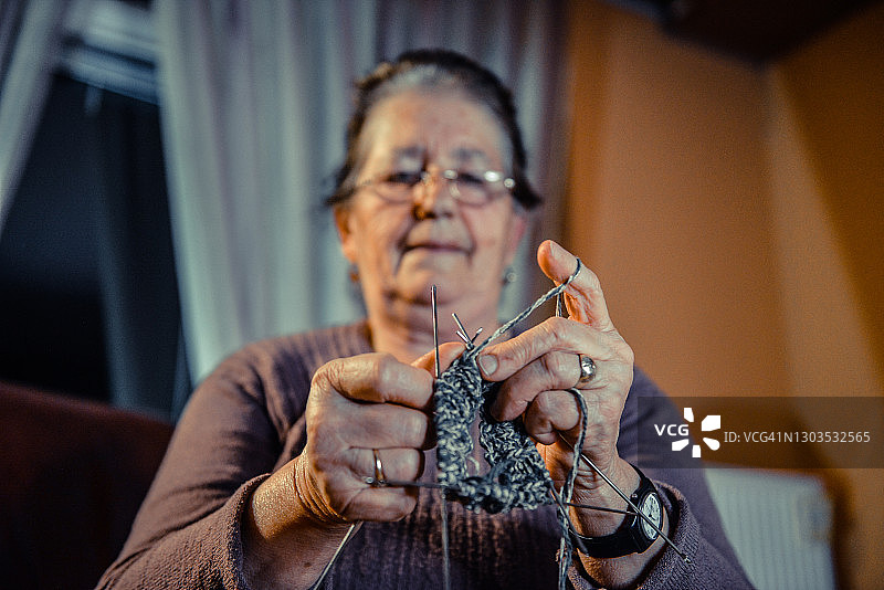 年长的妇女在编织图片素材