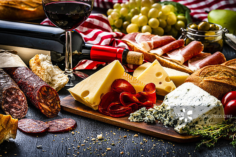 地中海美食：伊比利亚火腿、西班牙香肠、奶酪和红酒图片素材