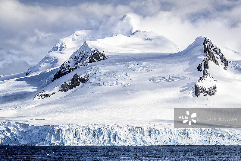 南极洲的群山与冰川风光图片素材
