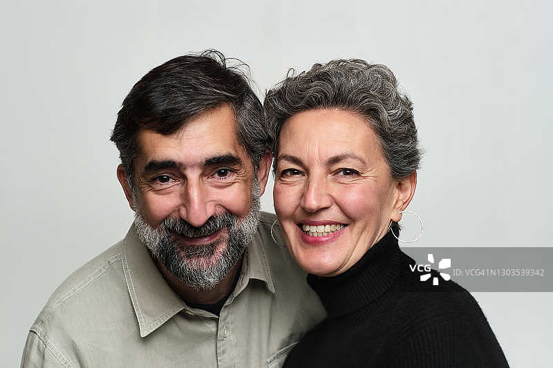 中年夫妇脸贴脸图片素材