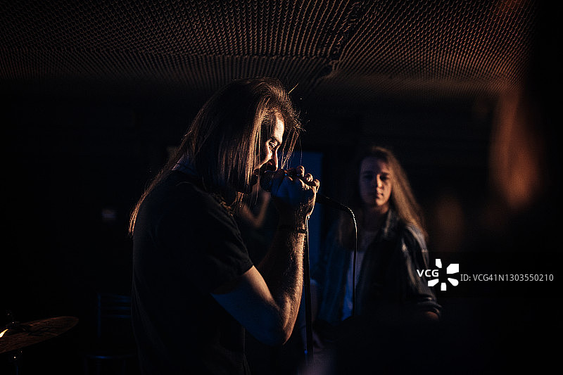 摇滚乐队在舞台上表演图片素材