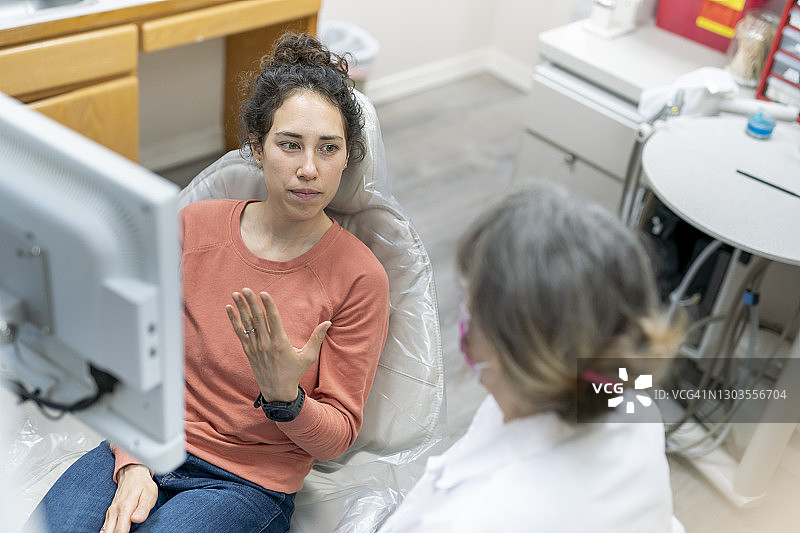 在牙科诊所就诊的混血女病人图片素材
