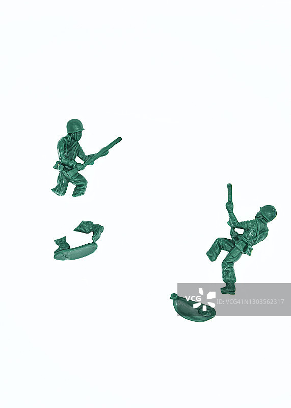 白色背景上破碎的塑料玩具士兵图片素材