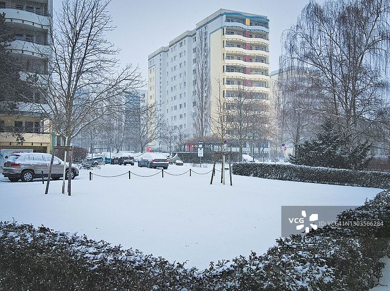 柏林马尔灿的冬季雪景住宅图片素材
