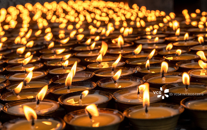 为敬拜点燃的蜡烛，塔姆辛寺，不丹布姆唐地区图片素材