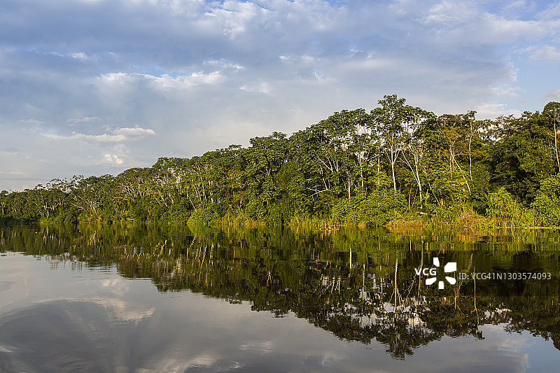 秘鲁帕卡亚-萨米里亚保护区亚纳亚库湖河岸的倒影图片素材