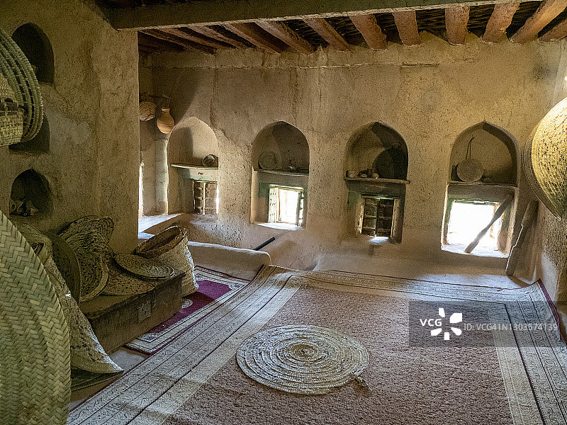 阿曼苏丹国Al Hamra Bait Al Safah的经典泥土建筑房屋内部景观图片素材