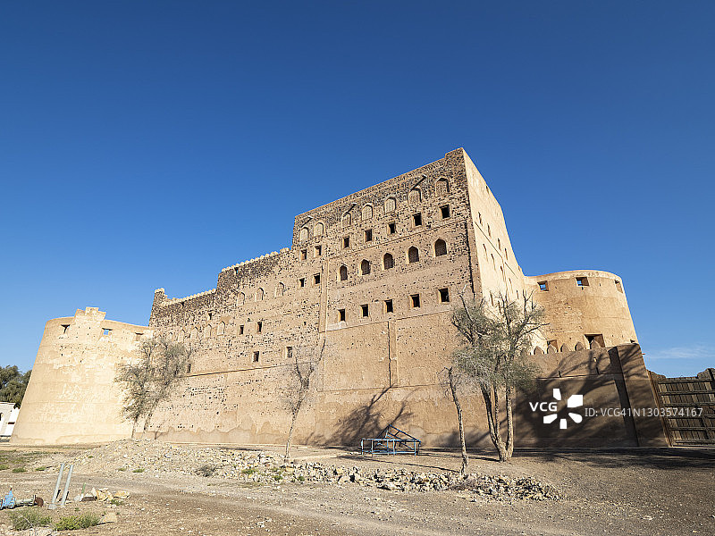 中东阿曼苏丹国巴赫拉附近的贾布林城堡外观，17世纪的堡垒图片素材