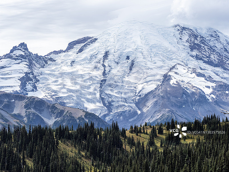 从伯勒斯山小径看到的雷尼尔山清晨光线，雷尼尔山国家公园，美国图片素材