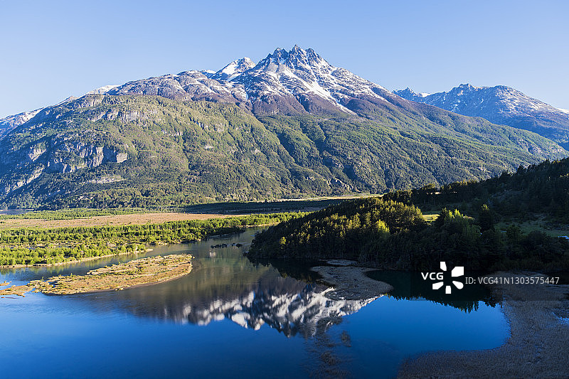 从泛美公路观看的卡斯蒂略山脉和伊瓦涅斯河宽阔的山谷，智利艾森地区图片素材