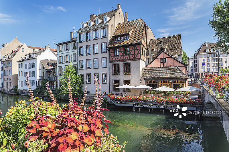 法国斯特拉斯堡小法兰西伊尔河畔的餐厅，联合国教科文组织世界遗产图片素材