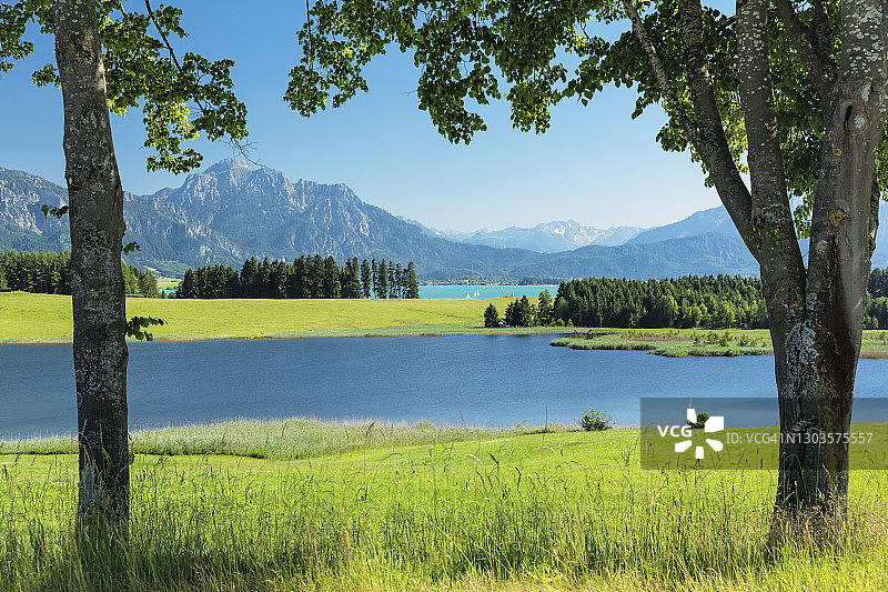 从福尔根湖俯瞰坦海姆阿尔卑斯山，德国图片素材