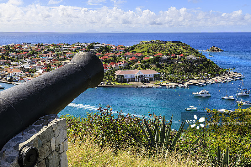 古斯塔夫堡的加农炮，眺望奥斯卡堡，圣巴泰勒米岛，西印度群岛，加勒比海，中美洲图片素材