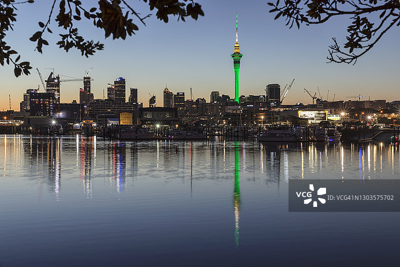 新西兰奥克兰韦斯特黑文码头的天空塔图片素材