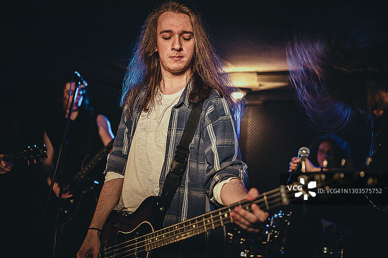 摇滚乐队在舞台上表演图片素材