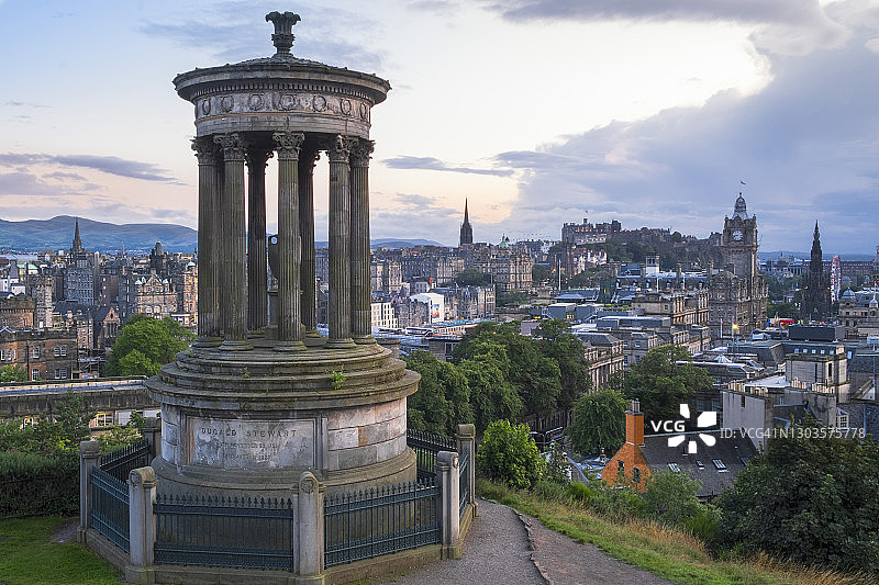 爱丁堡卡尔顿山的道格尔德·斯图尔特纪念碑，背景为城市天际线图片素材