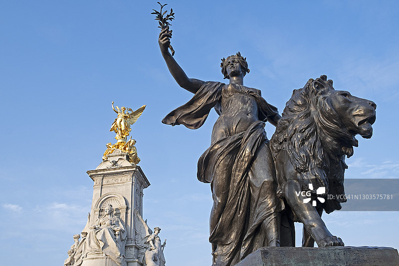 伦敦白金汉宫外的维多利亚纪念雕像图片素材