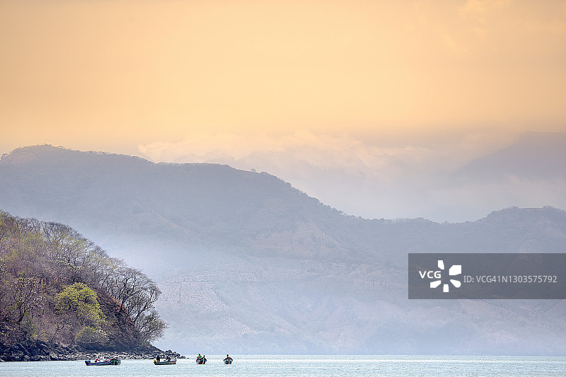 萨尔瓦多孔查瓜火山和卡卡瓦蒂克山背景下的渔船图片素材