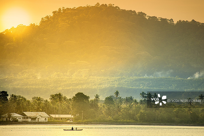 班达群岛的当地渔民乘坐传统独木舟图片素材