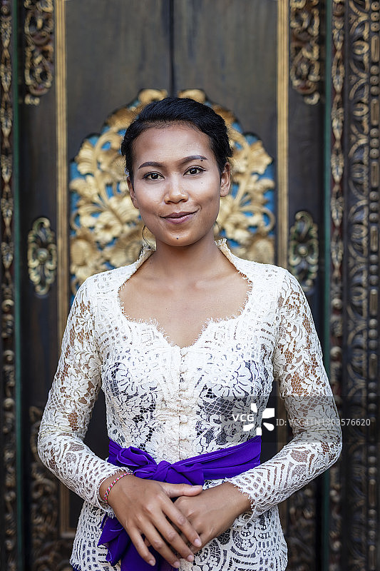 身穿巴厘岛传统寺庙服装的当地妇女，印度尼西亚巴厘岛图片素材