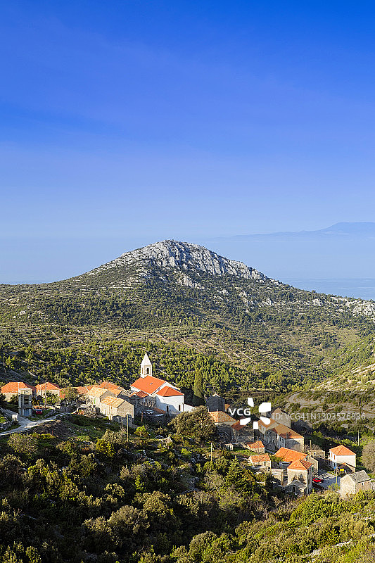 赫瓦尔岛，达尔马提亚，克罗地亚，亚得里亚海沿岸的韦洛格拉布列村庄和山脉图片素材
