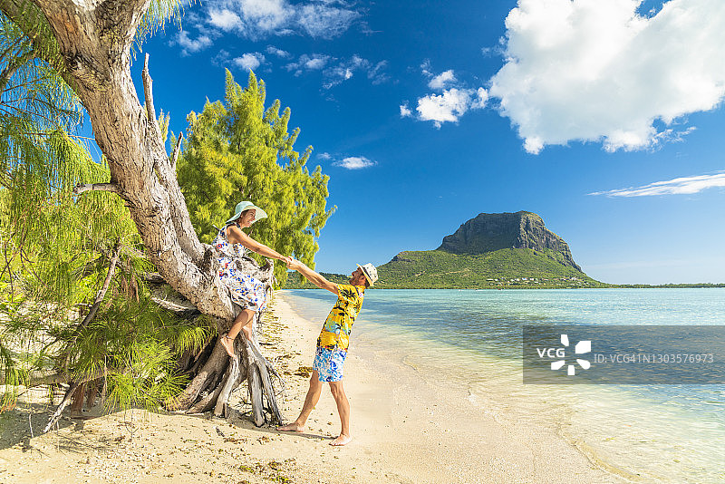 热恋中的男女在毛里求斯贝尼蒂耶岛海滩上嬉戏图片素材