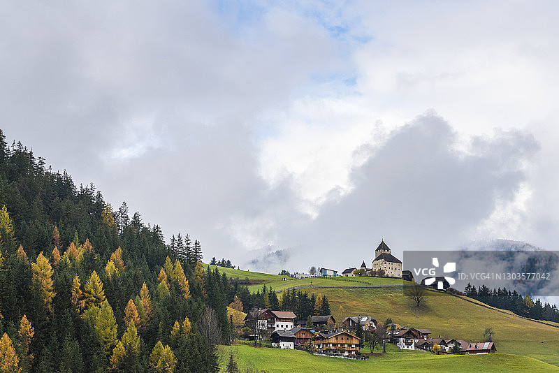 秋季多洛米蒂山脉的Ciastel de Tor图片素材