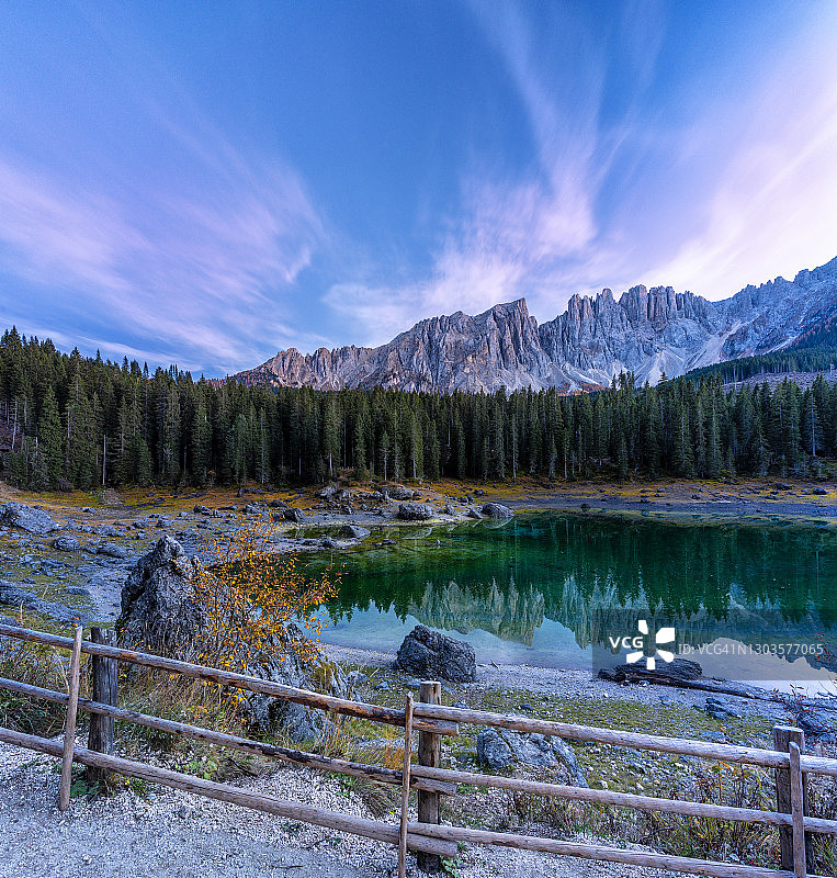 意大利南蒂罗尔多洛米蒂山卡雷扎湖和拉特马尔峰秋季日落时分壮丽的天空图片素材