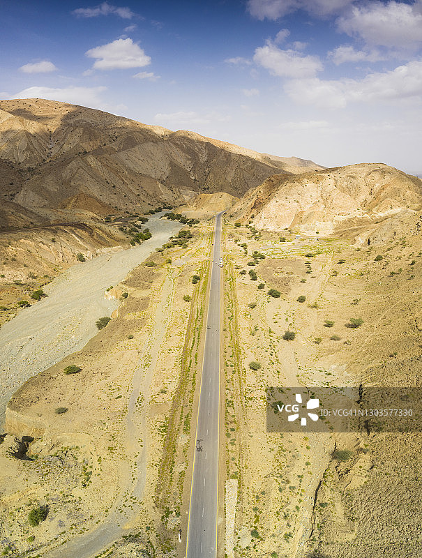 无人机拍摄的埃塞俄比亚阿法尔地区达纳基尔沙漠的笔直空旷道路全景图片素材