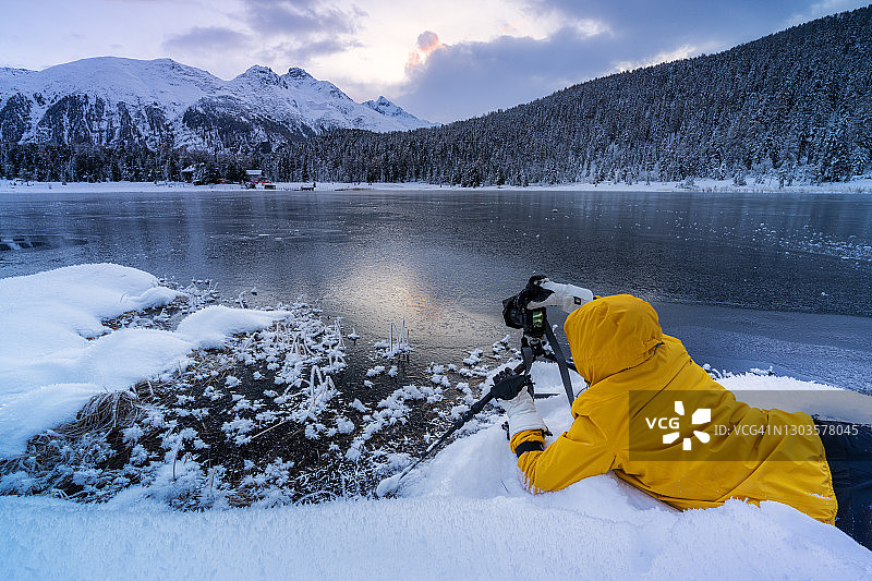 摄影师在黎明时分拍摄结冰的莱伊达斯塔兹湖图片素材