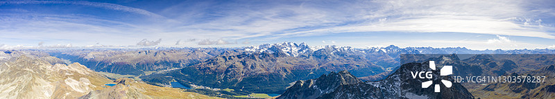 瑞士格劳宾登州恩加丁，皮兹朱利耶、皮兹阿尔巴纳和圣莫里茨全景航拍图片素材