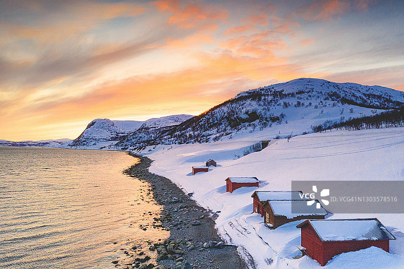 挪威波桑格峡湾雪地红色小屋与北角日落图片素材