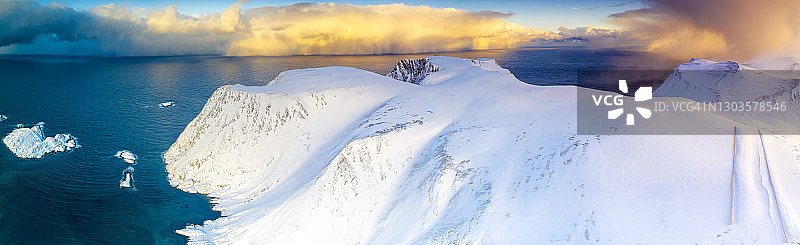 挪威索罗亚岛雪山和蓝色北冰洋日出航拍景观图片素材