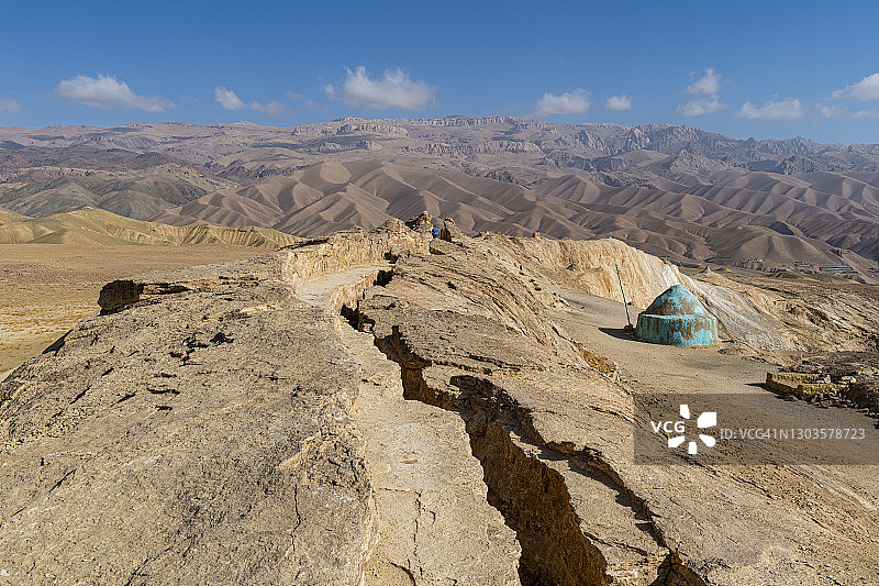 阿富汗巴米扬达里亚阿杰达哈（龙谷）火山岩裂缝图片素材