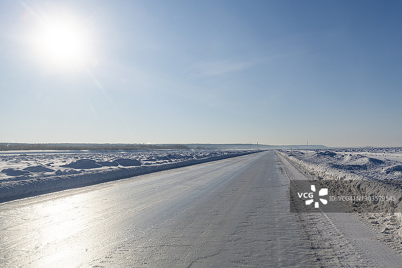 冰封的勒拿河上的冰路，科雷马公路，萨哈共和国（雅库特），俄罗斯，欧亚大陆图片素材