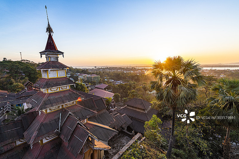 缅甸孟邦毛淡棉Kyaikthanian佛塔图片素材