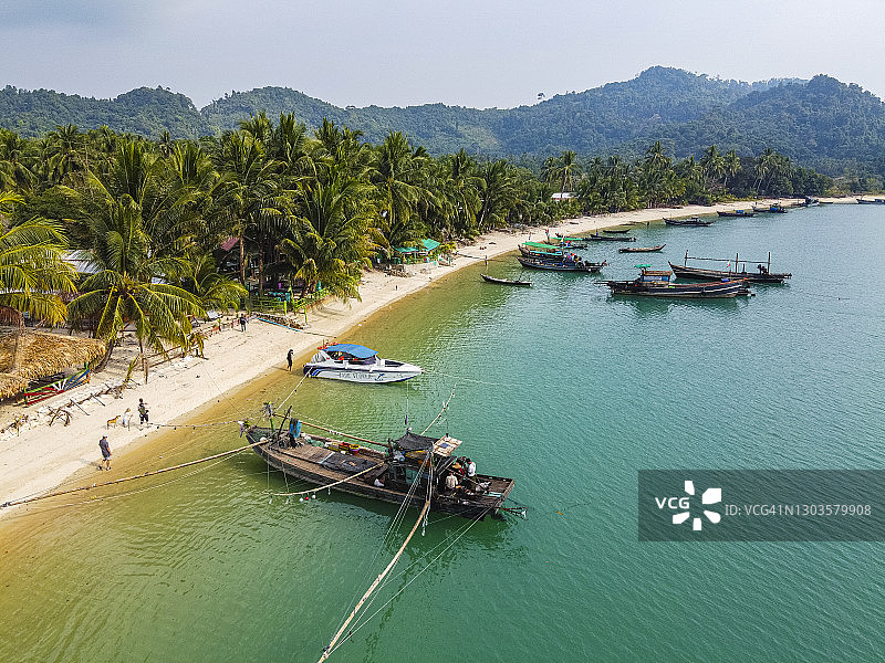 缅甸（Burma）Mergui群岛白色沙滩上的莫肯海上吉普赛村庄航拍图片素材