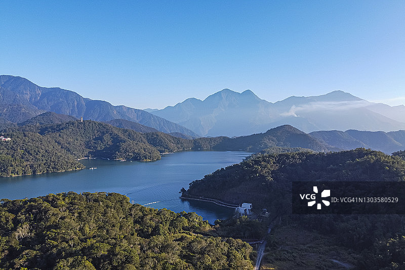 无人机在亚洲台湾南投县风景名胜区日月潭上空飞行图片素材
