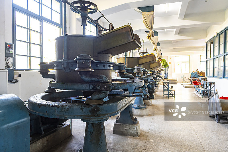 亚洲台湾南投县日月潭风景名胜区古阿萨姆茶场的茶叶加工图片素材