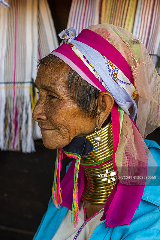 缅甸喀耶邦长颈族妇女肖像图片素材