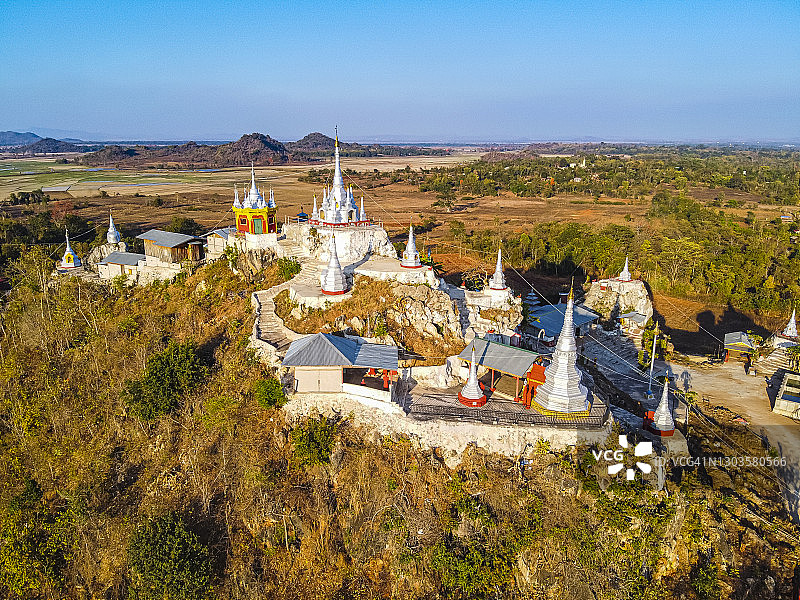 缅甸克耶邦垒固地区潘佩附近的佛塔航拍图片素材