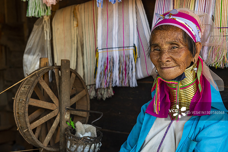 缅甸克耶邦的长颈族妇女肖像图片素材