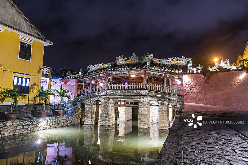 越南会安日本廊桥夜景，联合国教科文组织世界遗产图片素材