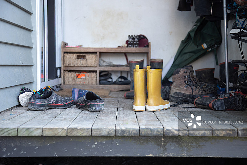 散落在门阶上的靴子和鞋子图片素材