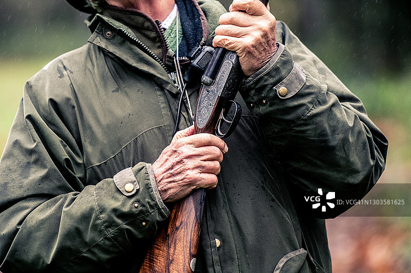 手持枪准备射击图片素材