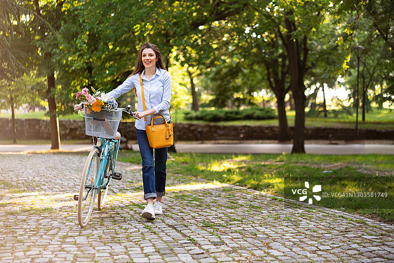 公园里快乐的女人图片素材