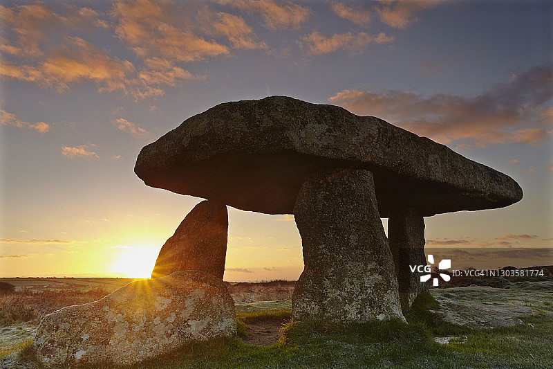 英国康沃尔：兰延石棺遗址日出图片素材